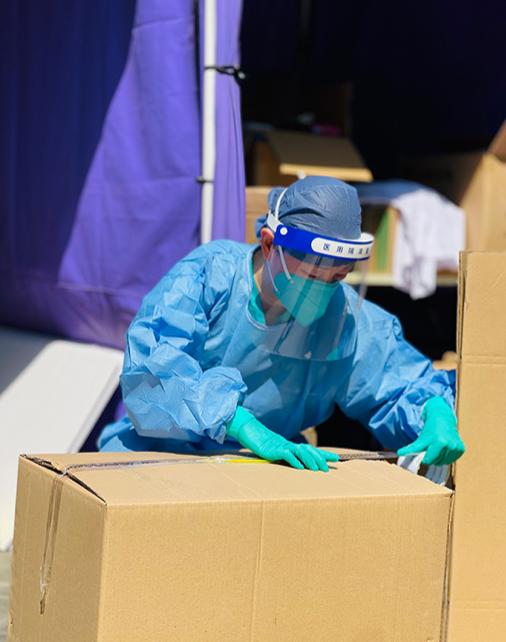 核酸采样队清点整理物资.受访者供图