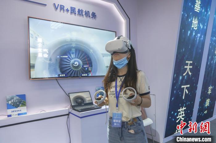 图为中新网记者正在体验“VR+民航机务”。刘力鑫 摄