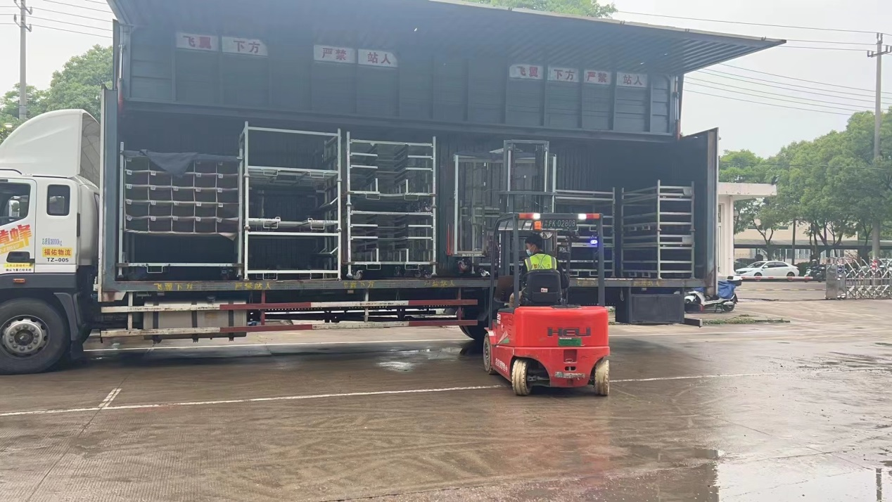 (飞翼车型提高装货效率)