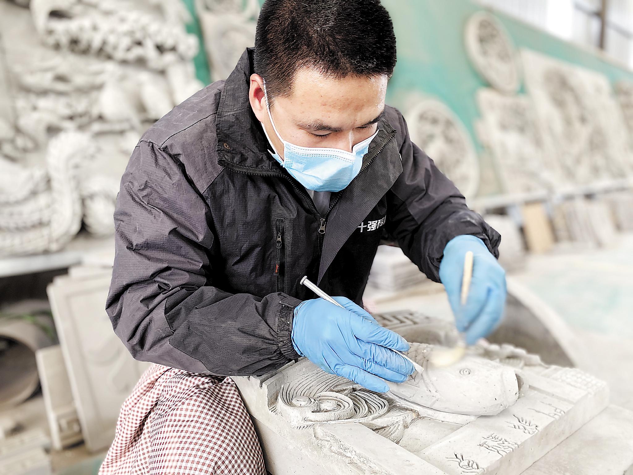 邯郸市永年区范氏瓦业有限公司，砖雕技师正在进行图案雕刻。 河北日报记者 史晟全摄
