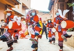 图②云南省昆明市晋宁区福安村村民在村里一年一度的民俗活动上表演舞蹈（2022年4月5日摄）。 新华社记者 江文耀 摄