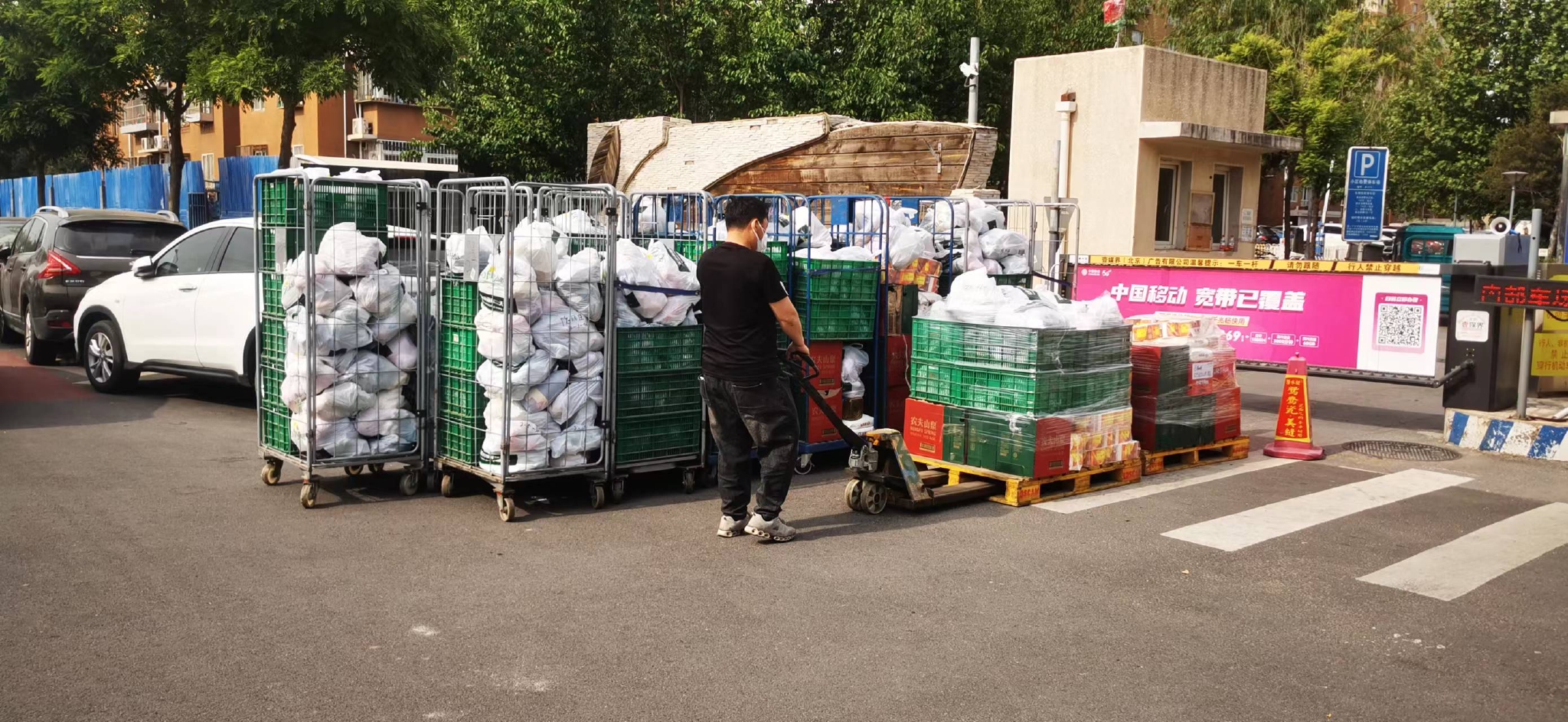 首航超市为社区送货