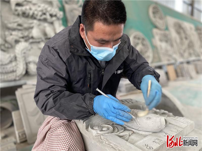 邯郸市永年区范氏瓦业有限公司，砖雕技师正在进行图案雕刻。河北日报记者史晟全摄