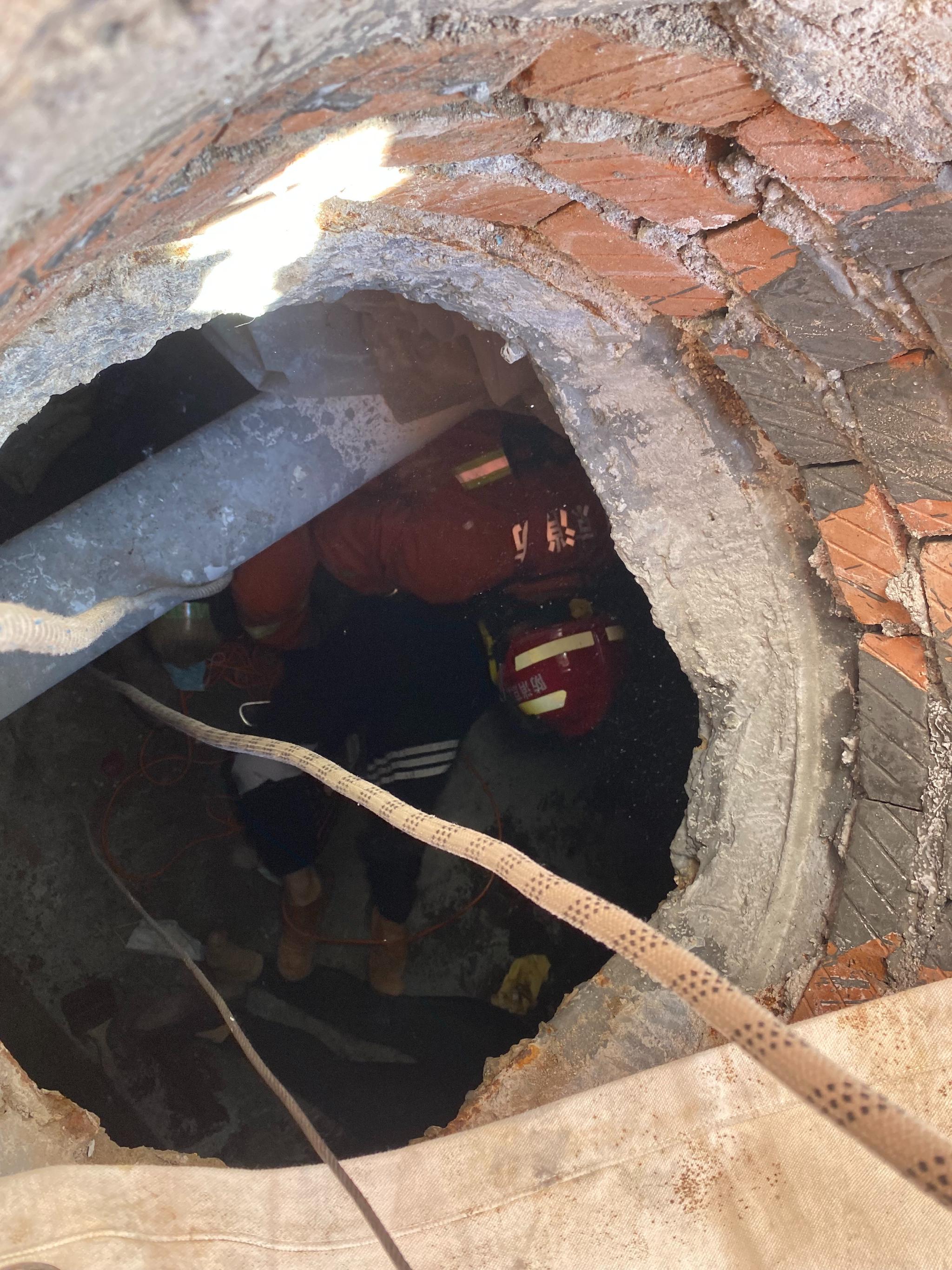 两位老人昏迷被困竖井延庆消防紧急施救