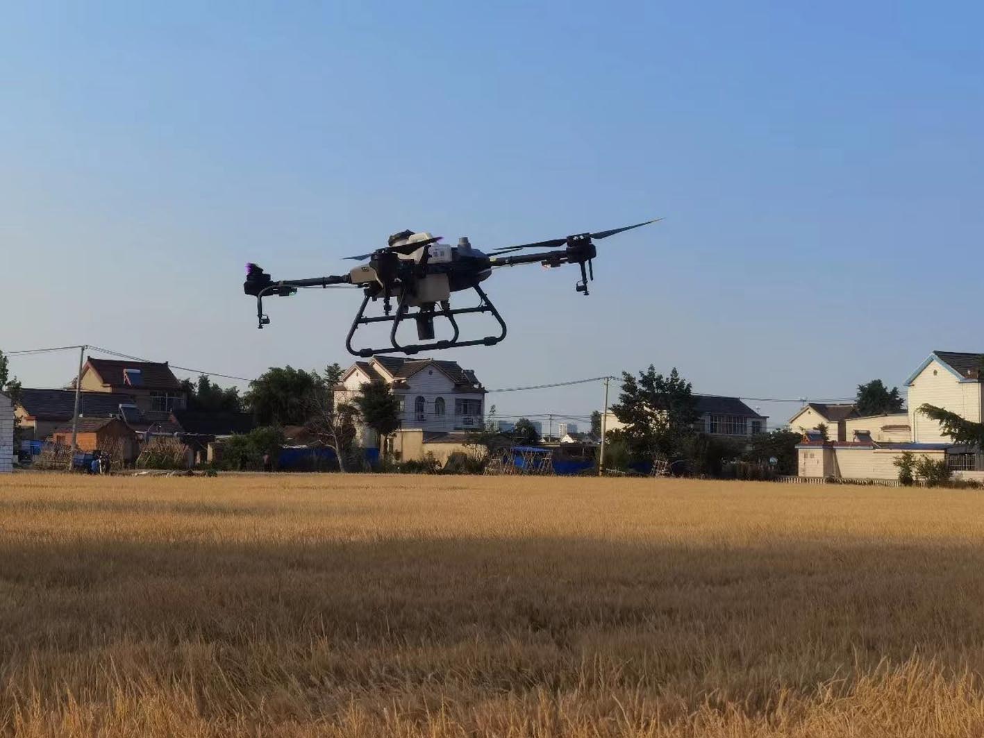 打造无人化农场助推乡村振兴这所高校无人机云端助农