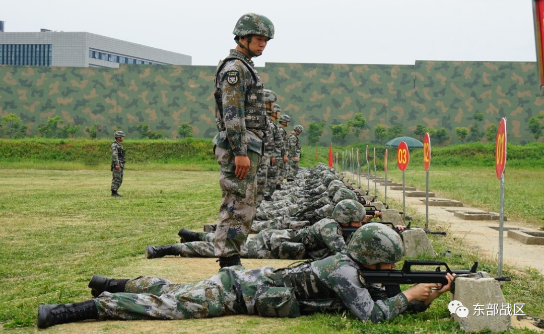 关注卧姿装子弹开始射击