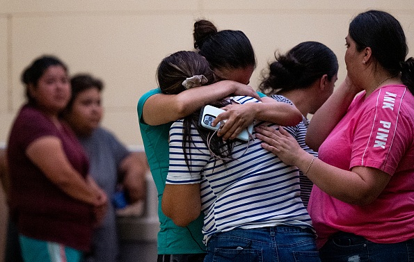 美国得克萨斯州小学枪击案受害者家属(资料图)