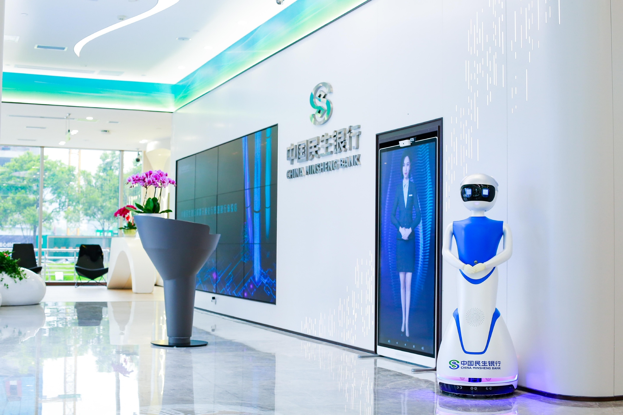 (图为民生银行迎宾机器人"小one")