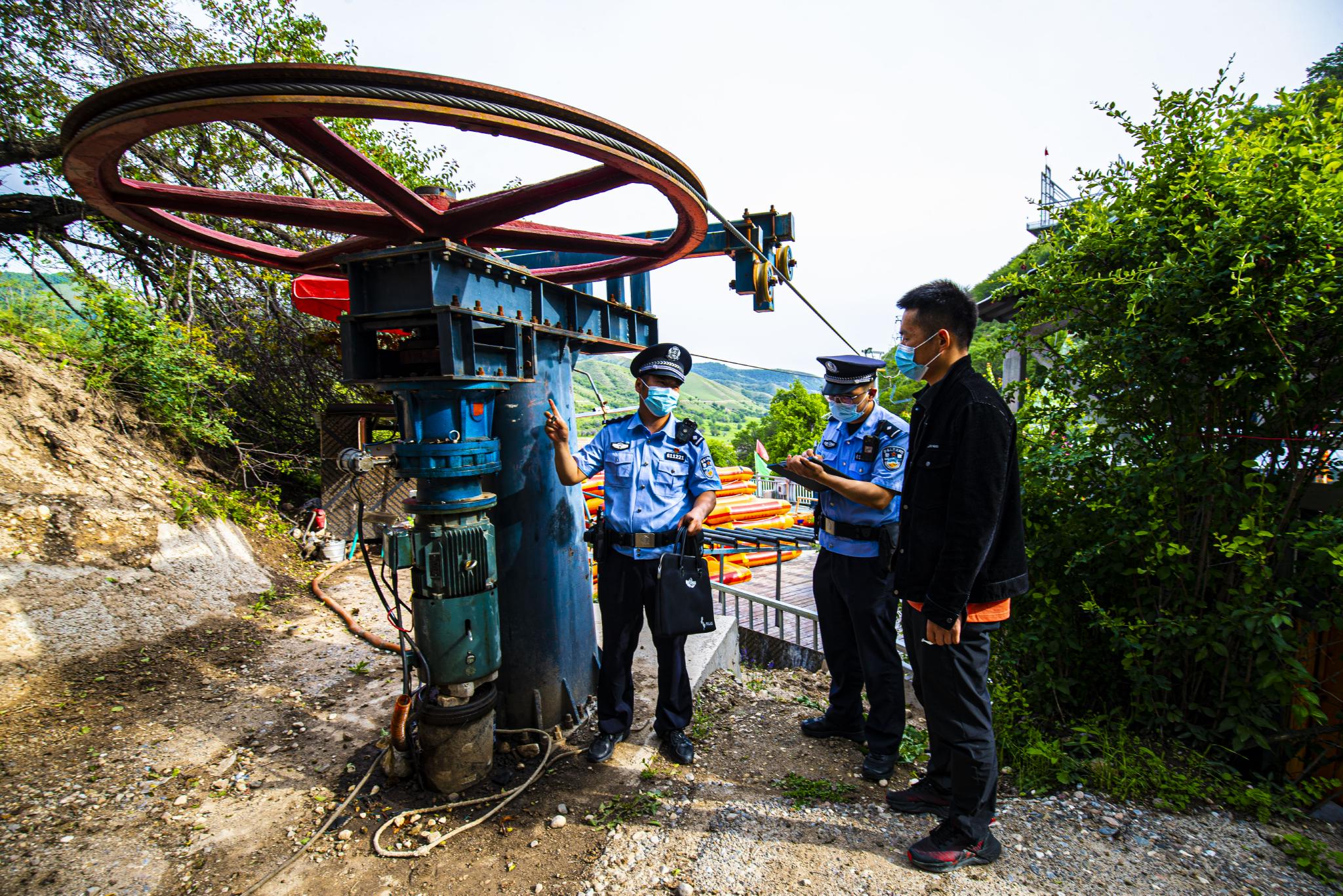 新疆伊犁民警深入景区开展安全检查