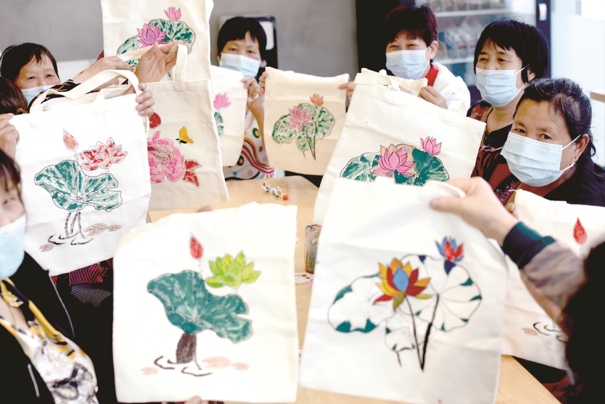 昨天下午,秀洲区新城·城市驿站组织辖区巧手奶奶开展手绘环保袋活动