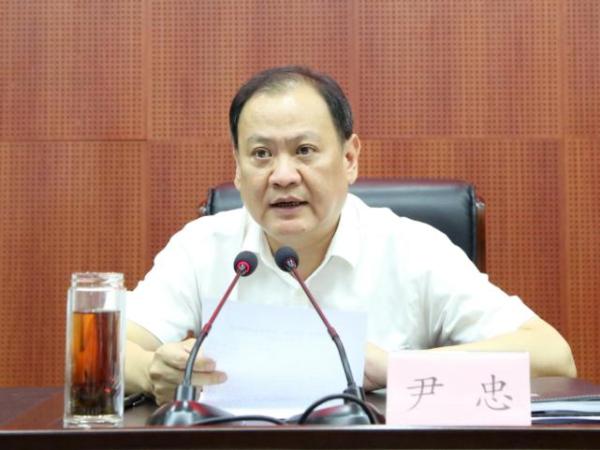 早年在赣州市粮食局,市纪委工作,后相继担任上犹县委常委,纪委书记