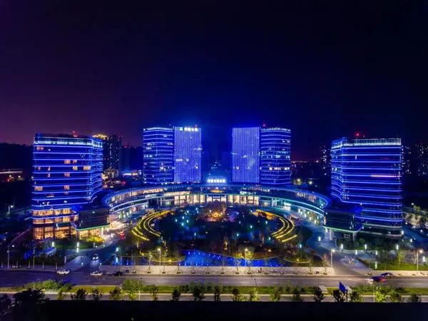 中建滨河国际中心夜景图这也是郑州少有的底层商业处处可看室外绿荫