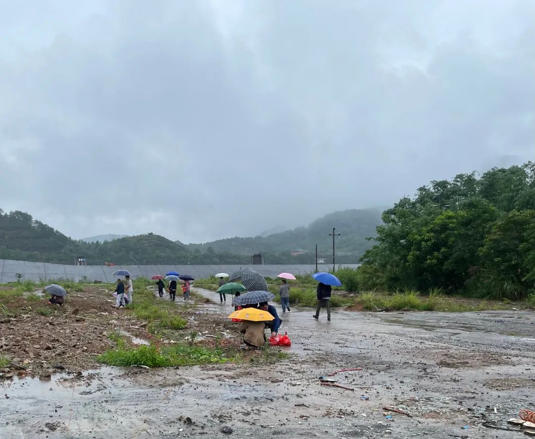 5月22号是遇难者的头七，家属在事发地点附近找了一片空地祭拜