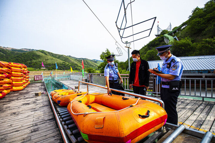 新疆伊犁民警深入景区开展安全检查