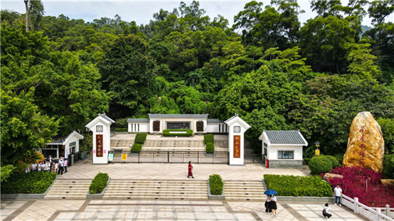 罗三妹山公园入口,右边的大石头上刻有"不走回头路"名言.