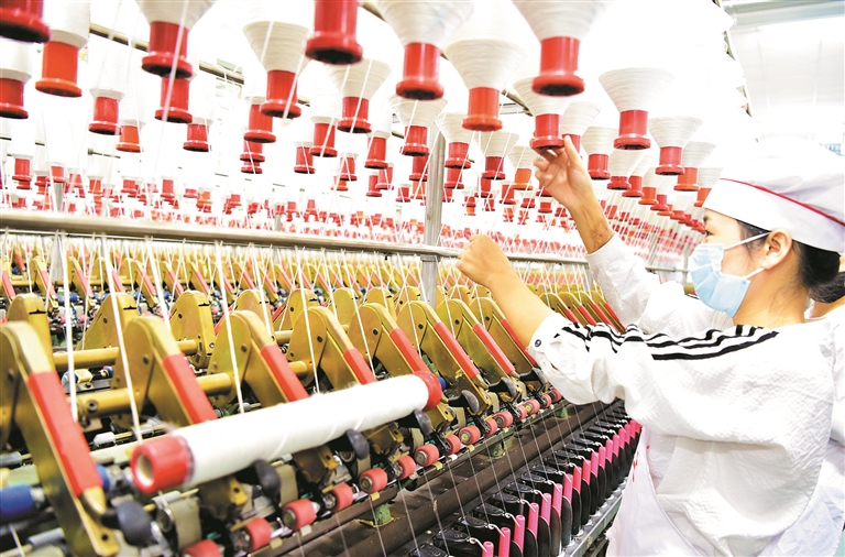 新疆新聚丰特种纱业有限公司员工在纺纱车间监控纱线质量（资料图片）。 孙国权 摄