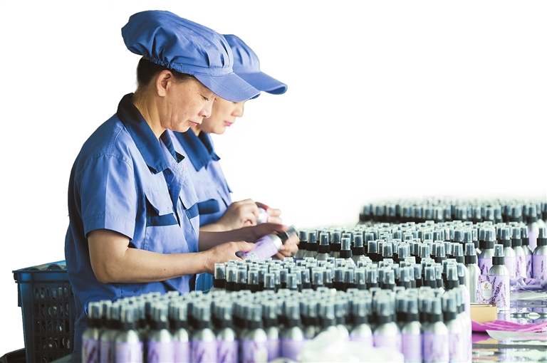 新疆伊帕尔汗香料股份有限公司员工在包装精油系列产品（资料图片）。 兵团日报全媒体记者 王志清 摄