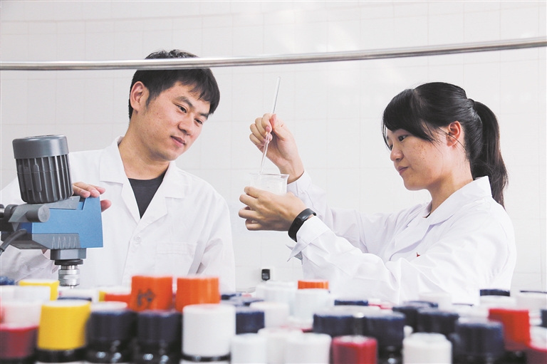 新疆天润生物科技股份有限公司研发实验室科研人员对初始产品进行性能测试（资料图片）。 陈建龙 摄