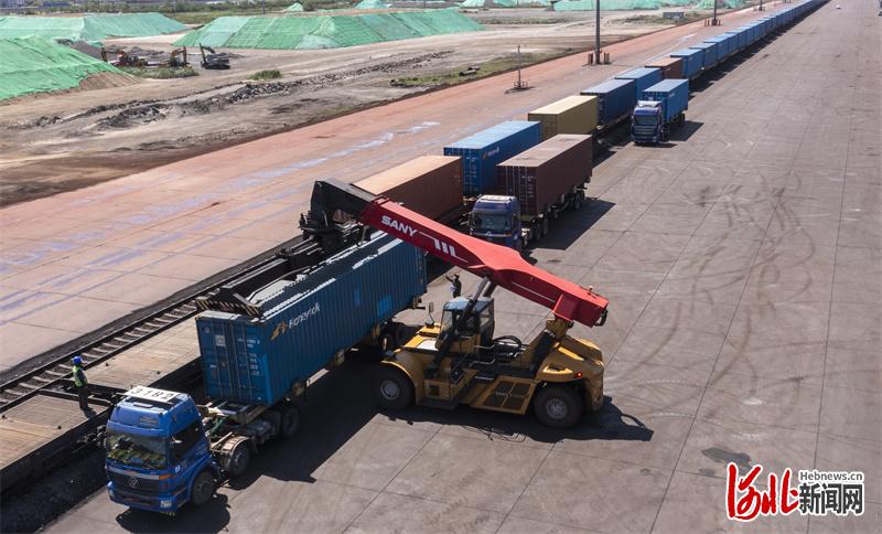 图为中欧班列正在曹妃甸港区集装箱码头装卸货物.通讯员季春天摄