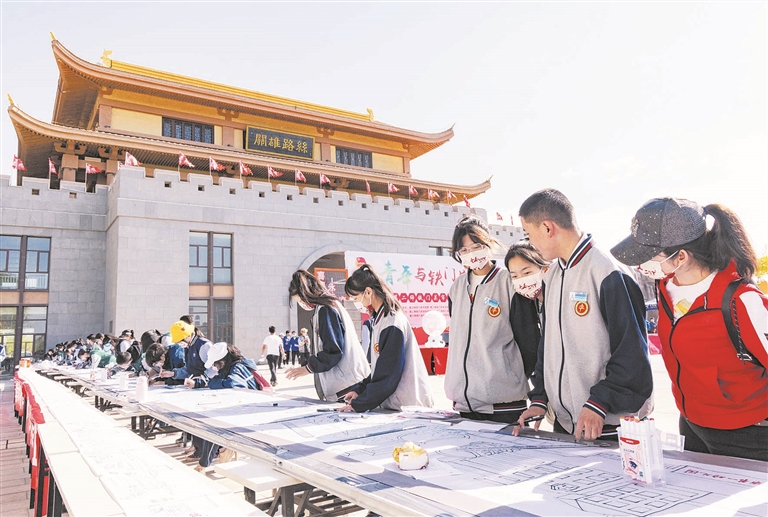 学生在铁门关市丝路雄关广场写生(摄于4月29日)。 李嘉成 摄