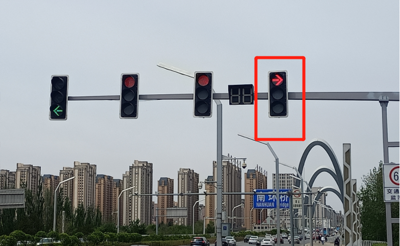 灯当右转方向指示信号灯显示红色时右转车辆禁止通行当右转方向指示