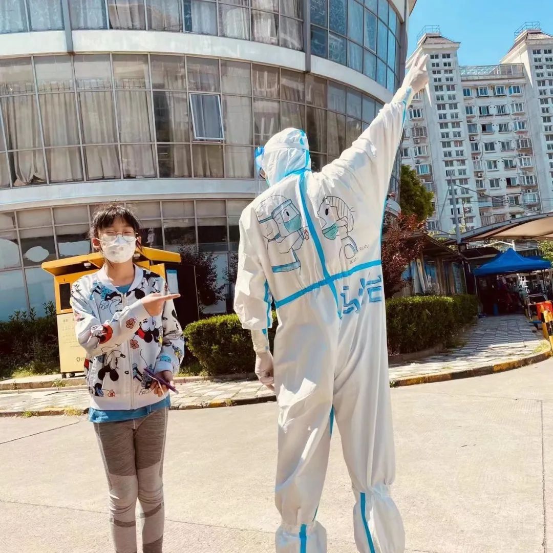 "自己身上的大白防护服卡通画一开始是女儿一笔一笔亲手画的,当我穿着