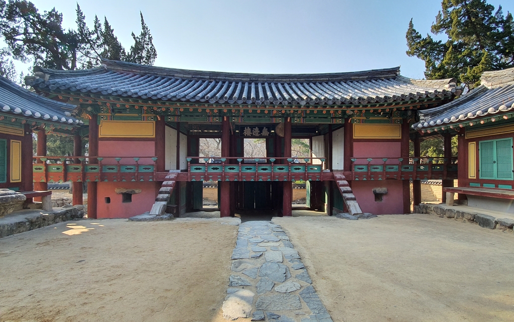 韩国把450年前儒家书楼封为“宝物” 屋顶刻有“乾隆”