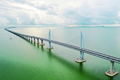     世界上最长的钢结构桥梁——港珠澳大桥。新华社发