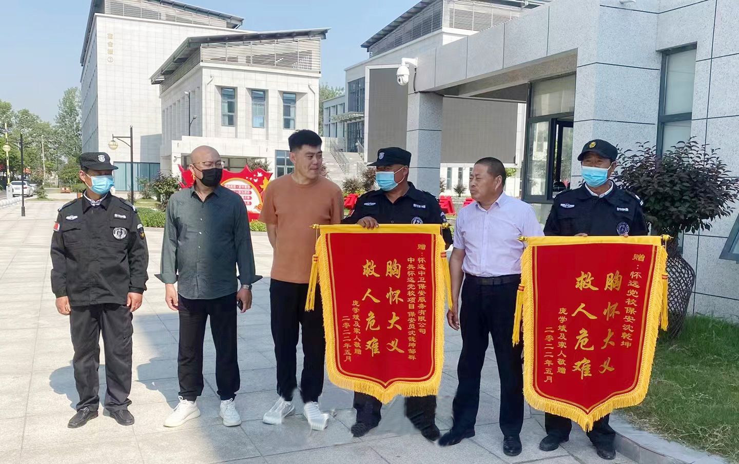 老人突发疾病摔倒路边保安化险为夷