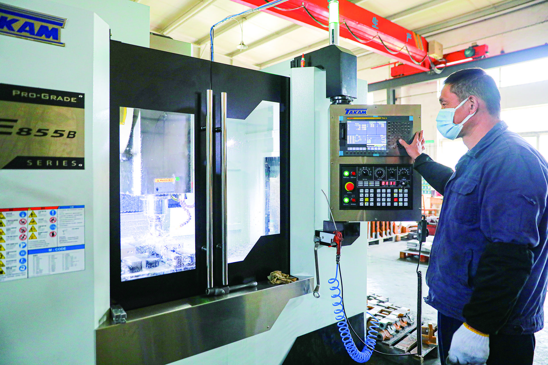 璞逻凌机械设备上海有限公司员工正在车间操控cnc数控铣削加工中心