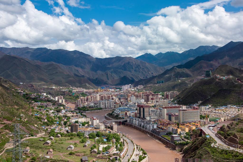 5月22日拍摄的昌都市卡若区.新华社记者 陈尚才 摄