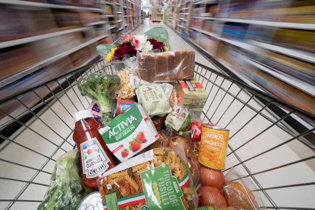 这是4月13日在英国曼彻斯特一家超市内拍摄的购物车.