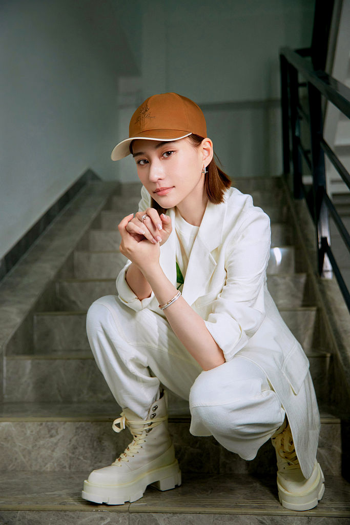 何超莲浅色look写真清爽帅气穿西服搭印花t展甜飒魅力