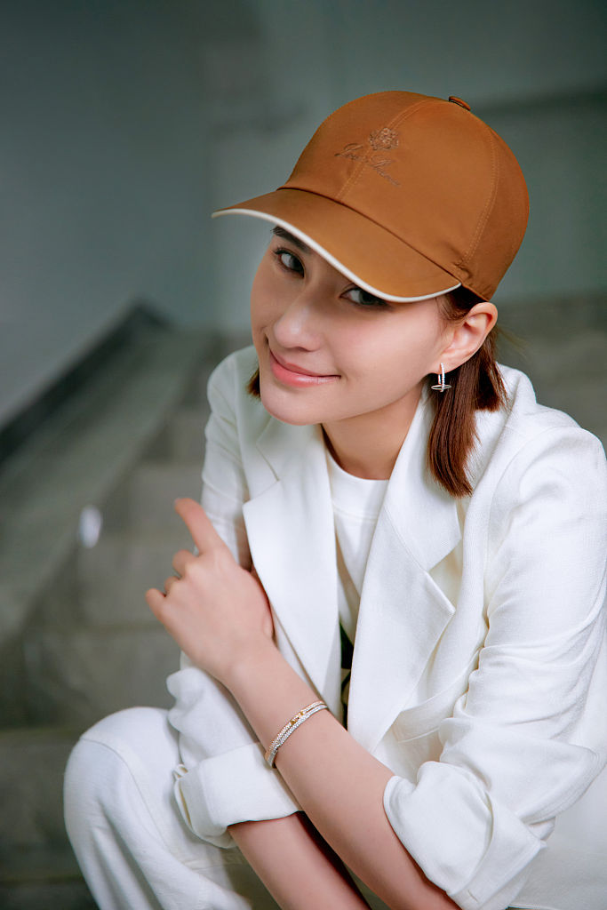 何超莲浅色look写真清爽帅气穿西服搭印花t展甜飒魅力