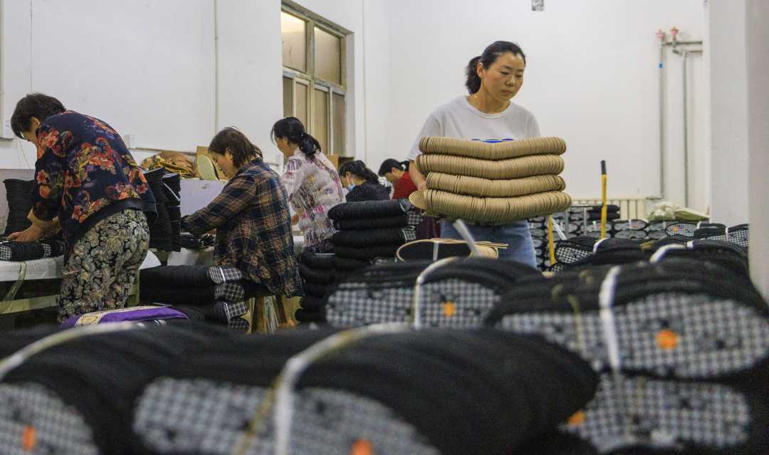 5月27日,员工在易县东庄村秀申鞋垫厂绣花工艺工作间,正在加工鞋垫.