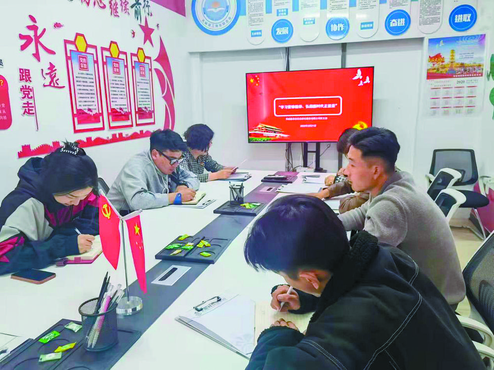 在天峻县科技创业园，年轻党员干部学习党史理论知识。本报记者 苏烽 摄
