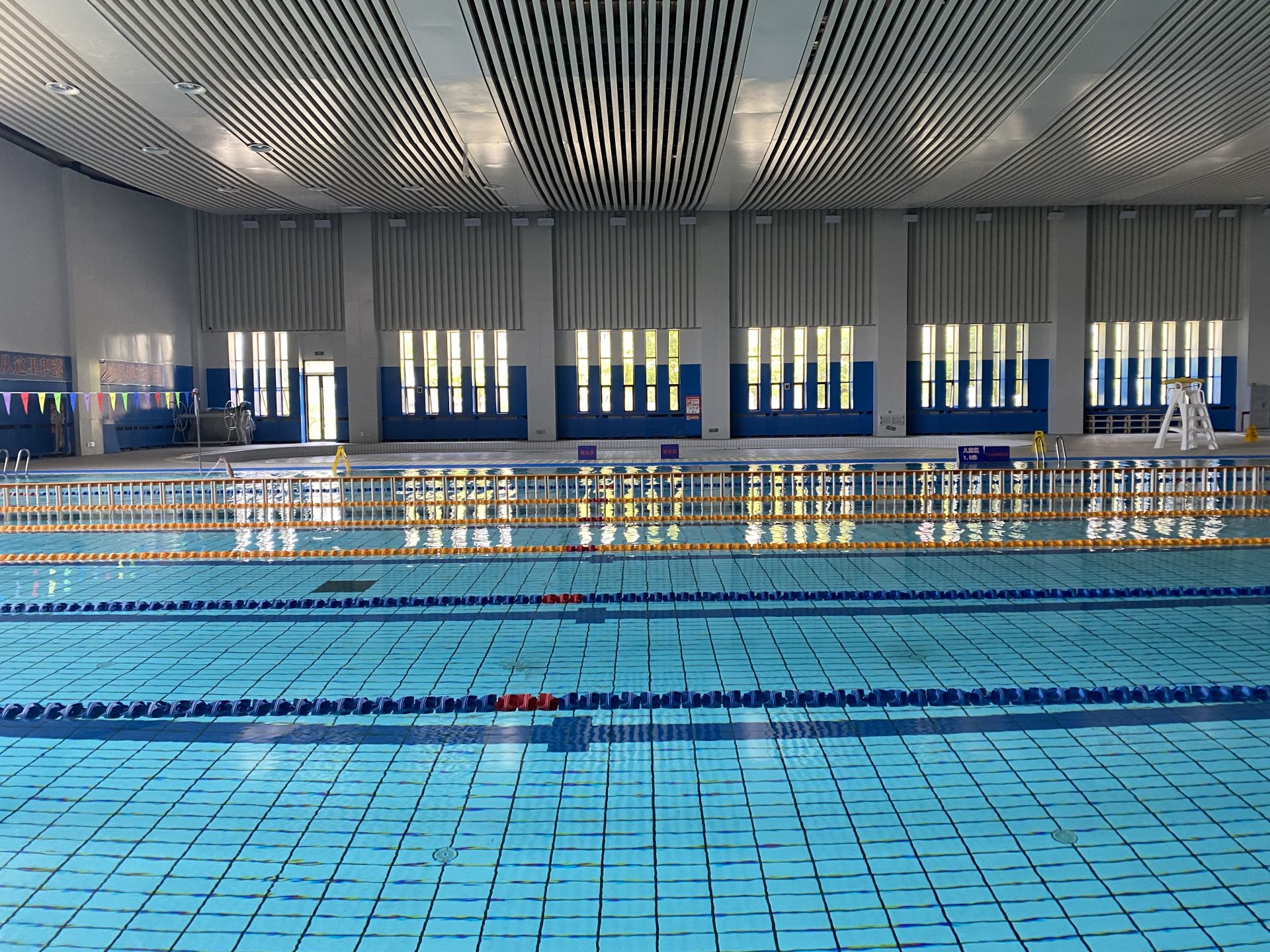 记者在游泳跳水馆内看到,8条标准泳池赛道内,不时有游泳爱好者伸展