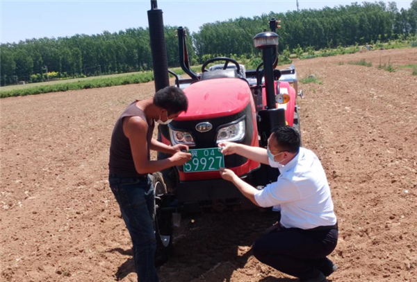 代办帮办农户新购农业机械登记注册39台,颁发农机牌照 40幅,核发农机