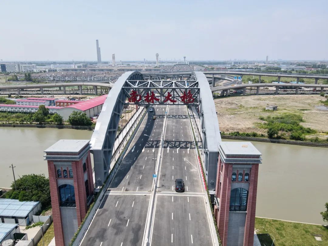 该项目以原南林大桥长湖申线和318国道交汇点为中心成"十字"通