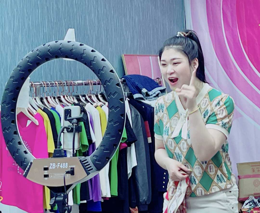 主营外贸服装服饰业务的企业主播正在直播带货.李鹏茹摄