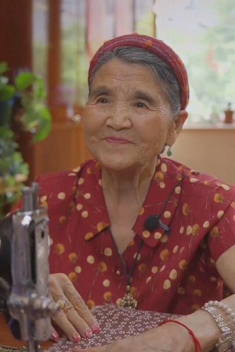 刘丽芹和孙女聊着往事,称家中能有现在的成绩,都是