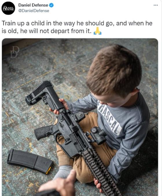 美国军火商用儿童当广告模特 推销突击步枪（图）