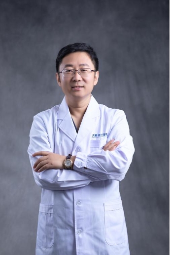 　　中国整形美容协会毛发医学分会副会长李兴东。受访者图