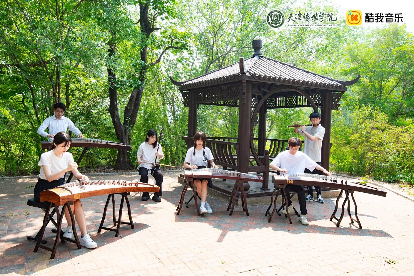 　　(图：民乐专业同学演奏民歌《敕勒歌》)
