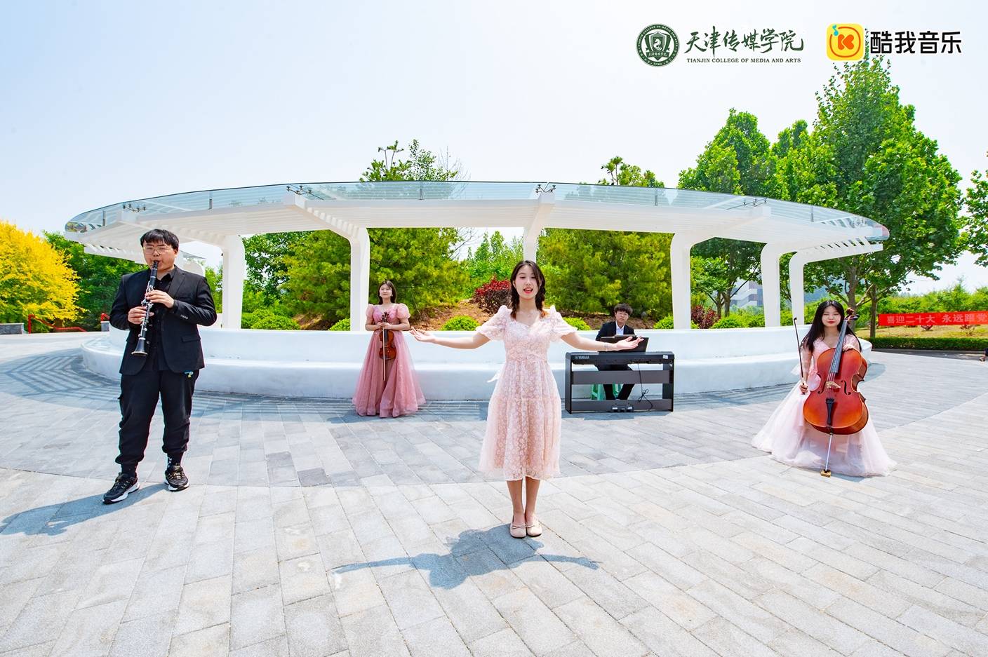 　　(图：风之彩组合演绎《这世界那么多人》)
