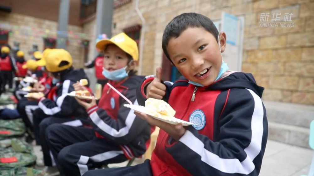 现在,玉麦乡17名学前适龄儿童和13名小学适龄儿童在这里集中就学。