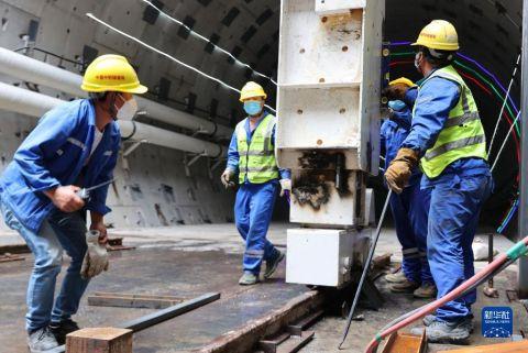 　　5月28日，在中铁隧道局机场联络线11标段施工现场，工人在转换井施工现场吊装安放施工设备。　　新华社记者 方喆 摄