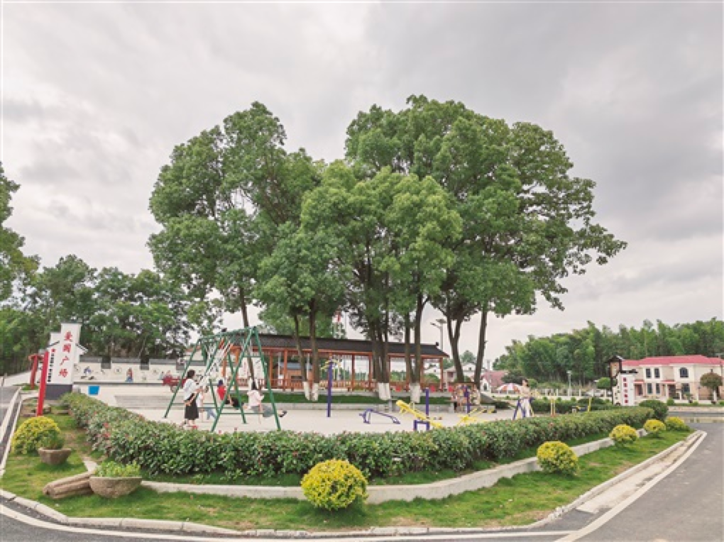 鼎城区谢家铺镇雷轰山村陈家冲幸福屋场,是群众休闲娱乐的好去处