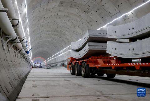 　　5月28日，在中铁隧道局机场联络线11标段施工现场，一辆载有管片的运输车辆行驶在隧道内。　　新华社记者 方喆 摄