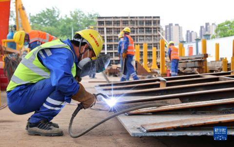 　　5月28日，在中铁隧道局机场联络线11标段施工现场，工人在进行电焊作业。　　新华社记者 方喆 摄